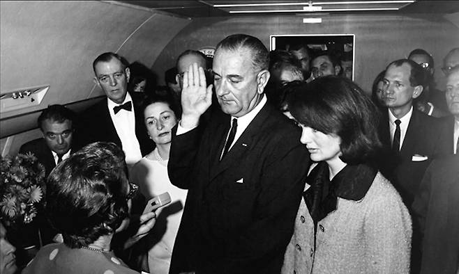 1963년 린든 존슨 부통령(가운데)이 존 F 케네디 대통령 암살 사건 발생 이후 워싱턴으로 향하는 백악관 소속 항공기에서 대통령 취임 선서를 하고 있다. AP연합뉴스