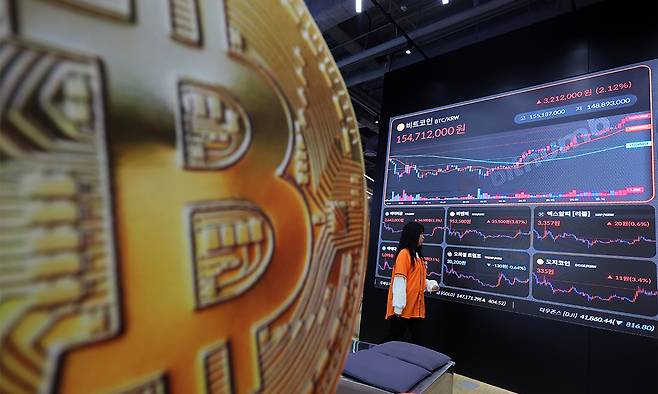 22일 서울 서초구 빗썸라운지 전광판에 비트코인 등 가상자산 시세가 표시되고 있다. 뉴스1