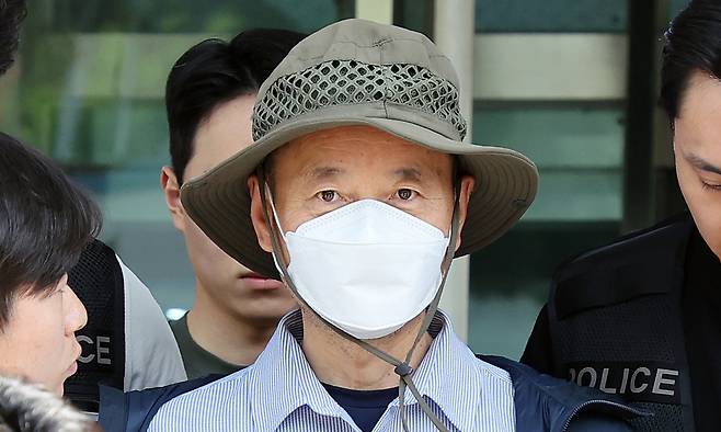 시흥 살인사건의 피의자 차철남이 21일 구속 전 피의자 심문(영장실질심사) 출석을 위해 경기 시흥경찰서 유치장을 나서고 있다. 연합뉴스