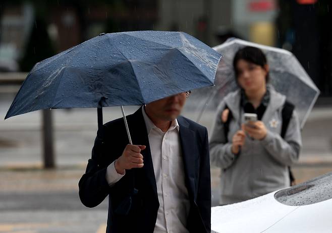전국 대부분 지역에 비가 내린 지난 16일 서울 강남구 일대에서 우산을 쓴 시민들이 퇴근길 발걸음을 재촉하고 있다. 뉴시스