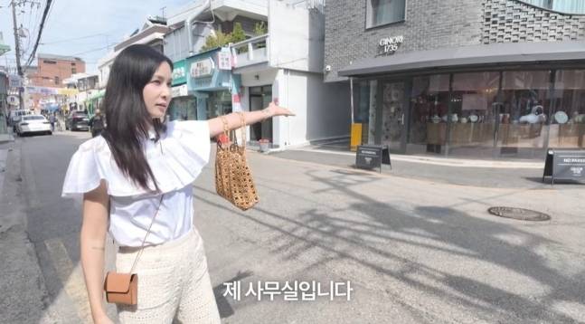 고소영이 직접 운영 중인 송정동 사무실을 최초 공개했다. 유튜브 채널 ‘바로 그 고소영’ 캡처