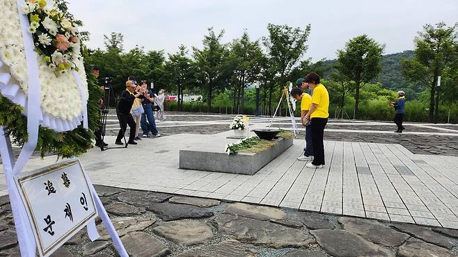 노무현 전 대통령 서거 16주기 추도식이 열린 23일 경남 김해시 진영읍 봉하마을을 찾은 시민들이 노 전 대통령의 묘역에서 참배하고 있다.