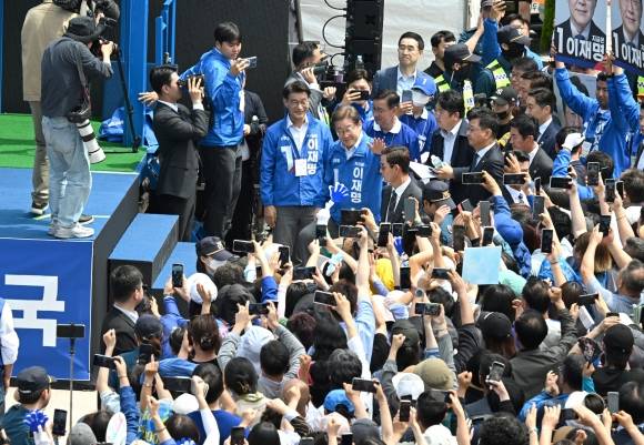 제주 지지자들에게 손 흔드는 이재명 - 이재명 더불어민주당 대선 후보가 22일 제주시 동문로터리에서 유세 현장에 들어가며 환호하는 지지자들을 향해 손을 흔들고 있다. 이 후보가 제주를 찾은 것은 공식 선거운동 기간 중 처음이다. 제주 연합뉴스