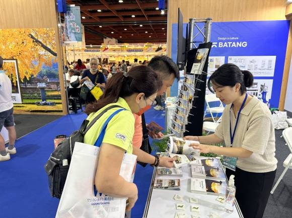 지난해 TTE에 참가한 한국의 한 지방자치단체 관계자가 현지 관람객을 대상으로 홍보하는 모습.  KTE 사무국 제공