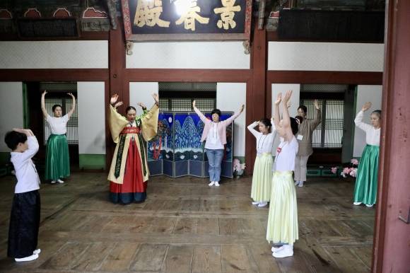 박은영(왼쪽 세 번째) 종로구립 궁중무용단 예술감독이 지난해 5월 오픈클래스가 열린 창경궁 경춘전에서 궁중 예악의 기본 동작을 가르치고 있다.  종로문화재단 제공