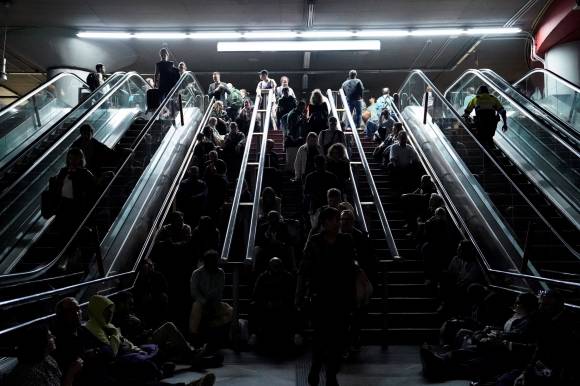 서남부 유럽 일대에 대규모 정전이 발생한 4월 28일(현지시간) 스페인 수도 마드리드의 대표적 지하철역인 아토차역에서 발이 묶인 승객들이 계단 등에 앉아 사태가 진정되기를 기다리고 있다. 마드리드 로이터 연합뉴스