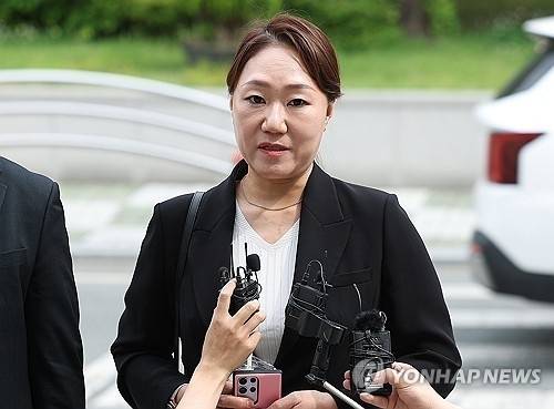 ‘명태균 여론조사비 대납 의혹’과 관련해 홍준표 전 대구시장 관련 폭로를 이어오고 있는 강혜경 전 미래한국연구소 부소장이 23일 대구 수성구 대구경찰청에 참고인 조사를 받기 위해 출석하기 전 취재진의 질문에 답변하고 있다. 연합뉴스