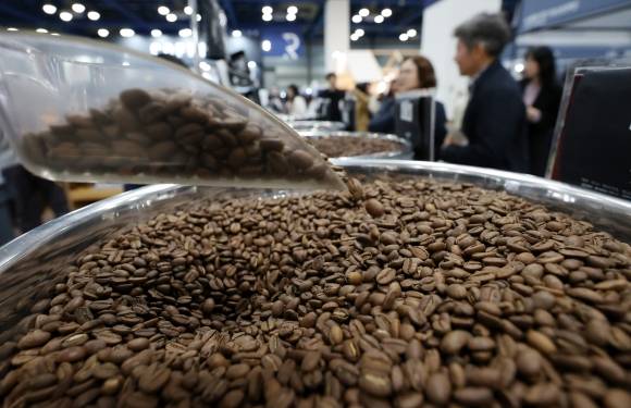 커피 원두의 모든 것 - 2일 서울 강남구 코엑스 열린 ‘2025 서울커피엑스포’에서 관람객이 커피 원두를 구매하고 있다. 2025.04.02. 뉴시스