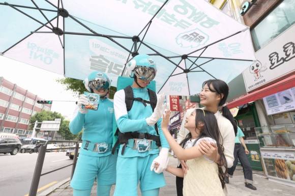 삼양식품 ‘출동! 후레시맵’ 캠페인에서 ‘쿨파라솔’로 변신한 후레시맵 요원들이 시원한 휴식을 선사하고 있다. 사진제공=삼양식품