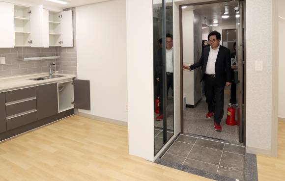 박일하 서울 동작구청장이 사당동 청년 맞춤형 공공주택을 방문해 살펴보고 있다. 동작구 제공