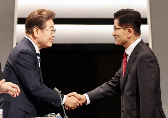 2차 후보자 토론회서 악수하는 이재명-김문수 후보 - 이재명 더불어민주당 대선 후보와 김문수 국민의힘 대선 후보가 23일 서울 영등포구 여의도 KBS 스튜디오에서 열린 제21대 대선 2차 후보 토론회에 앞서 인사하고 있다. 2025.연합뉴스