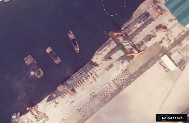 지난 15일 청진조선소에서 건조를 마치고 진수를 준비중인 북한 구축함의 위성사진. 사진제공=통일부