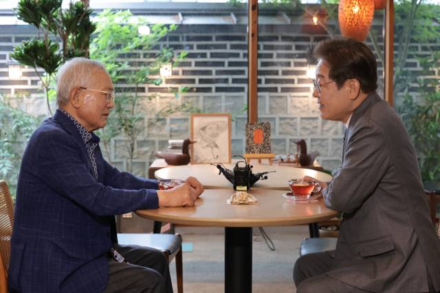 이재명 더불어민주당 대선 후보가 22일 경남 양산시 소소서원에서 송기인 신부와 차담을 하고 있다. 연합뉴스