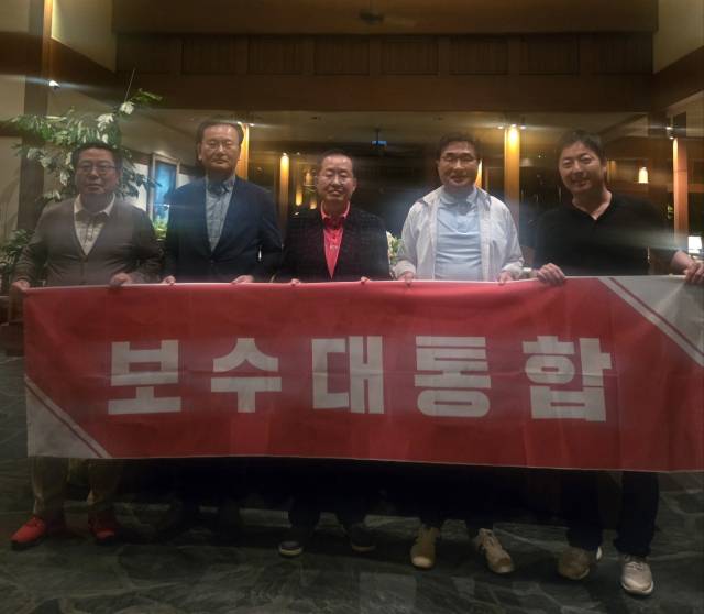 국민의힘 대선 선대위 유상범 단일화추진본부장, 김대식 대외협력본부장, 조광한 대외협력부본부장, 이성배 선대위 대변인이 19일 미국 하와이에서 홍준표 전 대구시장과 만나 플래카드를 함께 들고 있다. 사진 제공 = 이성배 대변인