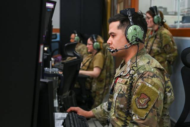 미국 7공군 예하 제621항공통제대대 통제사들이 항공관제 임무를 수행하고 있다. 사진 제공=공군