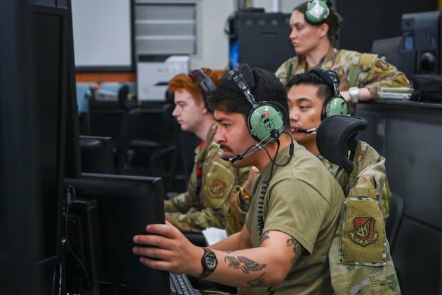미국 7공군 예하 제621항공통제대대 통제사들이 항공관제 임무를 수행하고 있다. 사진 제공=공군