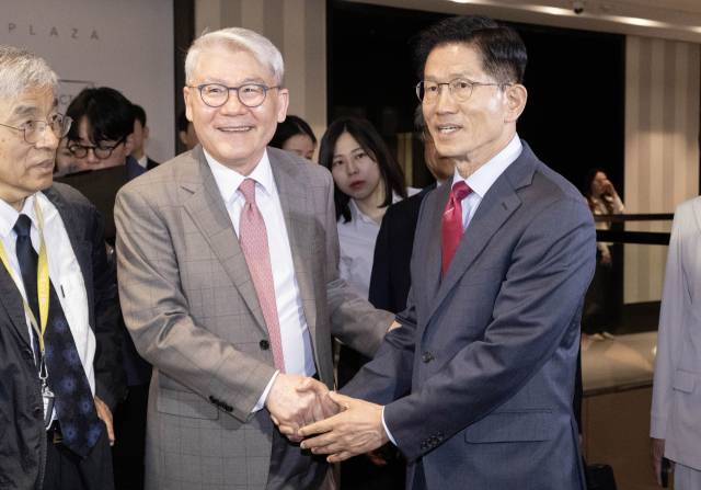 김문수(오른쪽) 국민의힘 대선 후보가 23일 오전 서울 중구 더플라자호텔에서 열린 2025년 제3회 국가와 민족을 위한 조찬 기도회에 참석해 한기채 목사와 악수를 하고 있다. 성형주 기자