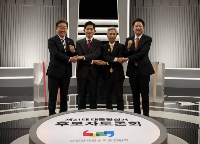 23일 서울 영등포구 여의도 KBS 스튜디오에서 열린 중앙선거방송토론위원회 주관 제21대 대통령선거 후보자 토론회에 앞서 더불어민주당 이재명(왼쪽부터), 국민의힘 김문수, 민주노동당 권영국, 개혁신당 이준석 대선후보가 기념촬영을 하고 있다. 국회사진기자단