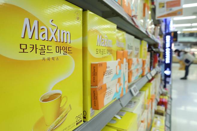 동서식품은 오는 30일부로 인스턴트 커피 등 제품 출고 가격을 평균 7.7% 인상한다고 23일 밝혔다. 사진은 대형마트에 진열된 맥심 모카골드 마일드 제품 ⓒ연합뉴스