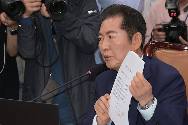 5월14일 국회에서 열린 법제사법위원회 전체회의에서 더불어민주당 소속 정청래 위원장이 조희대 대법원장의 불출석 사유서를 읽은 뒤 들어 보이고 있다. ⓒ시사저널 박은숙