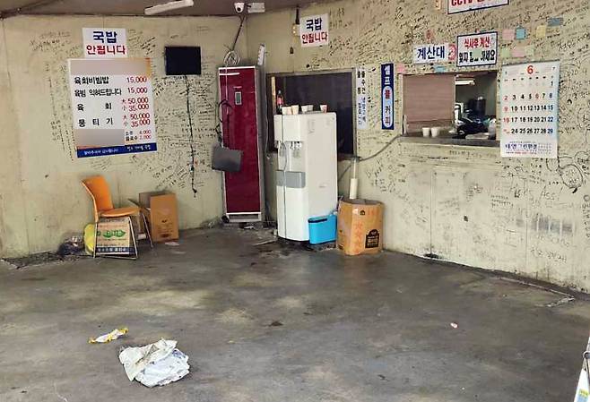 20여년 전 경상남도 밀양시에서 발생한 집단 성폭행 가해자가 근무했던 곳으로 알려진 경상북도 청도군 한 식당 자료사진. 지난해 6월 촬영 당시 식당 내부가 텅 비어있는 모습이다. ⓒ연합뉴스