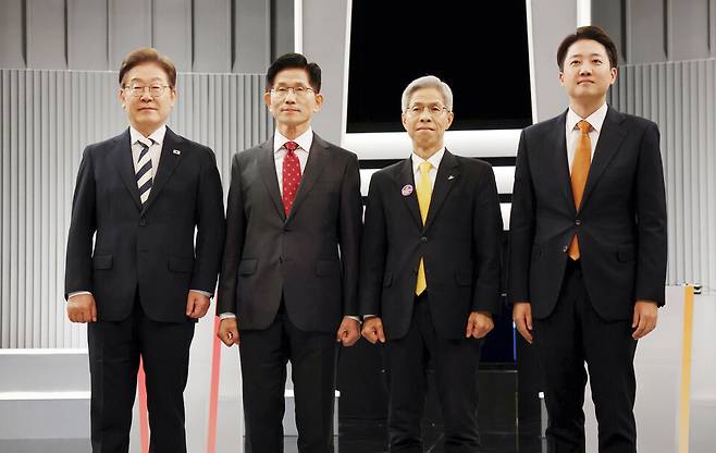 더불어민주당 이재명·국민의힘 김문수·민주노동당 권영국·개혁신당 이준석 대선후보가 23일 서울 영등포구 여의도 KBS 스튜디오에서 열린 제21대 대선 2차 후보자 토론회 시작에 앞서 기념 촬영을 하고 있다. ⓒ국회사진기자단