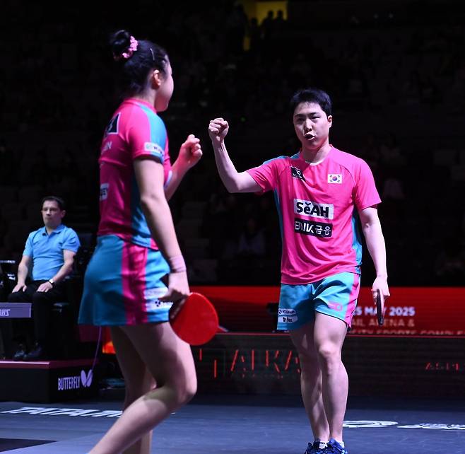 임종훈(오른쪽)-신유빈이 카타르 도하 세계탁구선수권대회 혼합복식에서 동메달을 목에 걸었다. 23일(한국시간) 루사일스포츠아레나에서 벌어진 대회 7일째 혼합복식 4강전에서 왕추친-쑨잉샤에 게임스코어 0-3으로 졌다. 지난해 파리올림픽 패배를 씻어내지 못했지만, 개인 첫 세계대회 혼합복식 메달을 수확해냈다. 사진제공│대한탁구협회