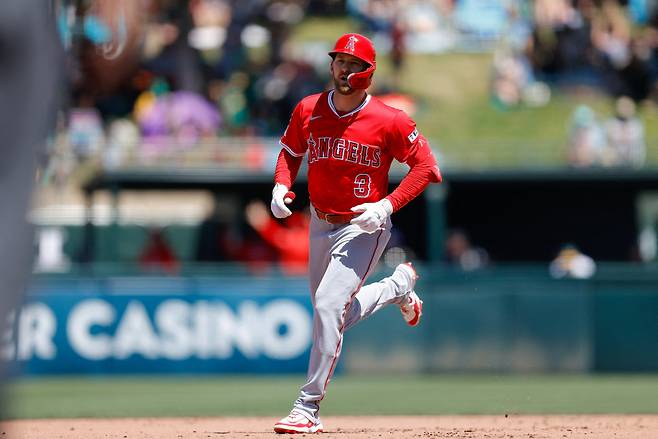 LA 에인절스 테일러 워드가 23일 애슬레틱스전에서 7회초 만루홈런을 날린 뒤 그라운드를 돌고 있다. Imagn Images연합뉴스