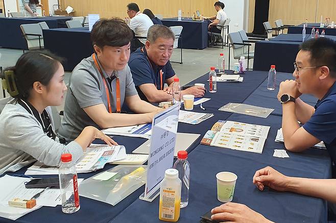 비즈니스 상담을 하고 있다. 사진제공|㈜원강