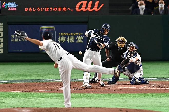 이정후가 2023년 월드베이스볼클래식(WBC) 당시 일본 투수 다르빗슈 유에게 안타를 때리고 있다. 게티이미지
