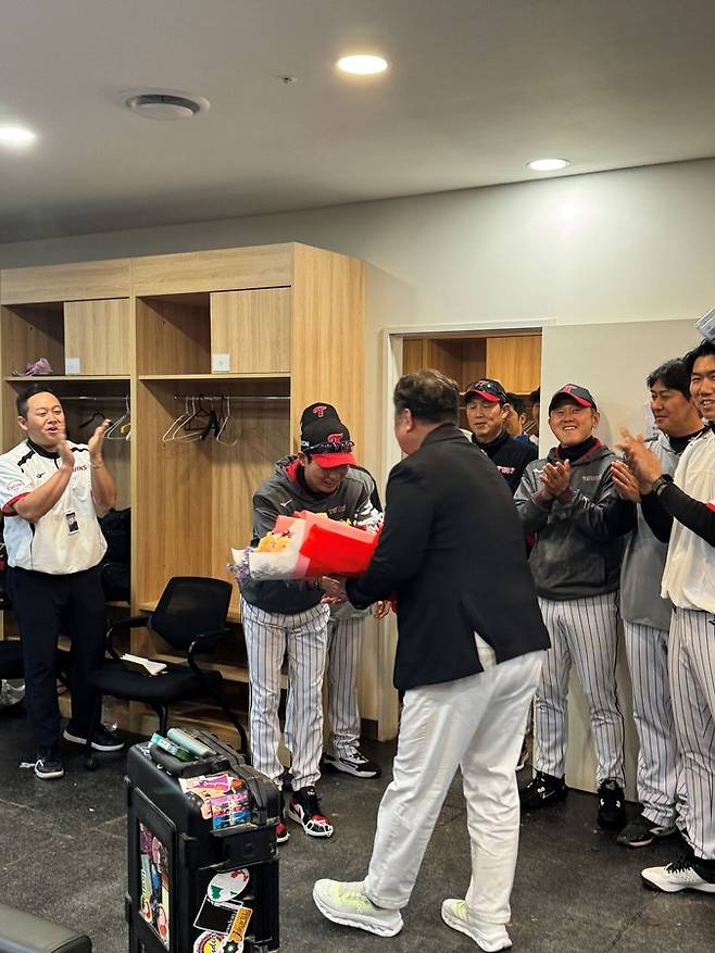 ▲ 600승 기념 꽃다발을 전달하는 차명석 LG 단장 ⓒLG트윈스