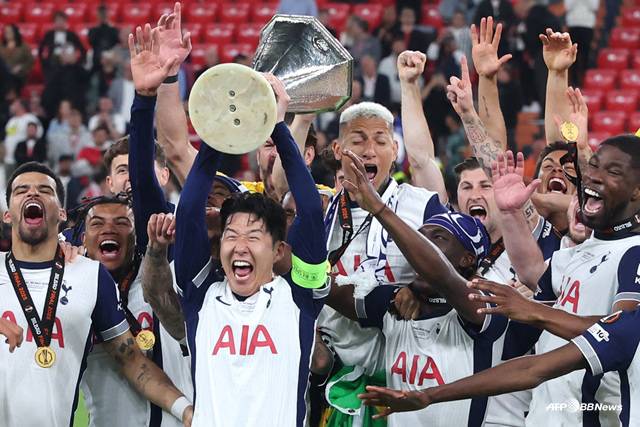 토트넘의 우승 세리머니. /AFPBBNews=뉴스1