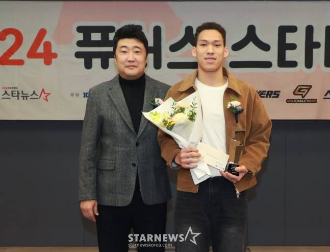 スター賞を受賞し、韓国中学校と高校のバスケットボール連盟を獲得したエディ・ダニエル（右）は、25日にソウルのユング-GUの韓国報道センターで開催された2024年のフューチャーズスター賞で記念写真を撮っています。 /photo =レポーターリードン-hoon