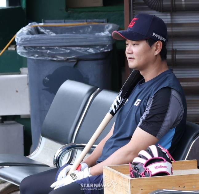 롯데 손호영이 그라운드를 응시하고 있다. /사진=김진경 대기자