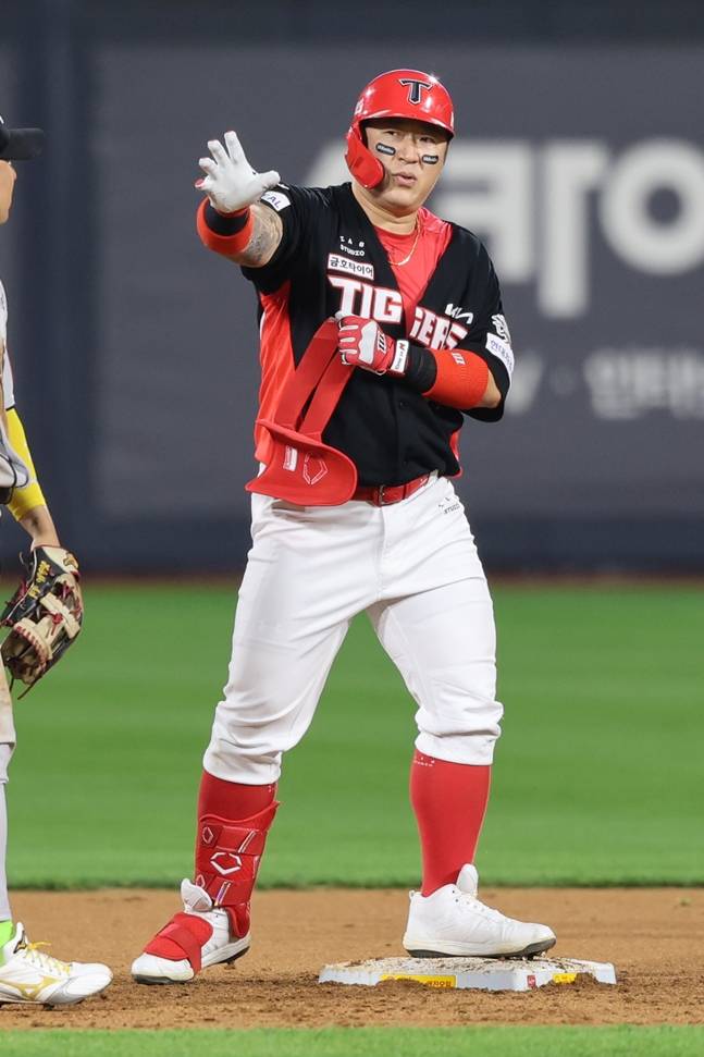 최형우가 2루에서 세리머니를 하고 있다. /사진=KIA 타이거즈