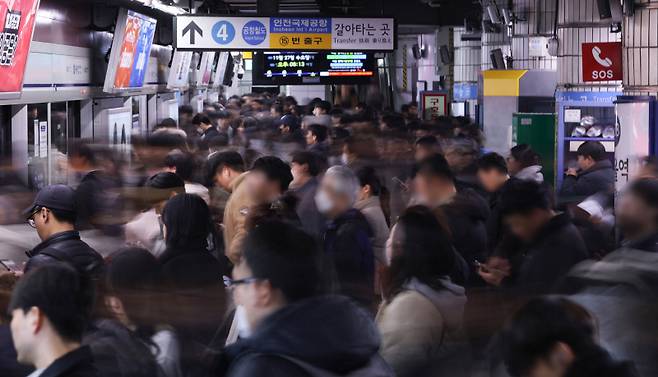한국의 근로시간은 OECD 38개 회원국 중 6번째로 길다.[사진｜연합뉴스]