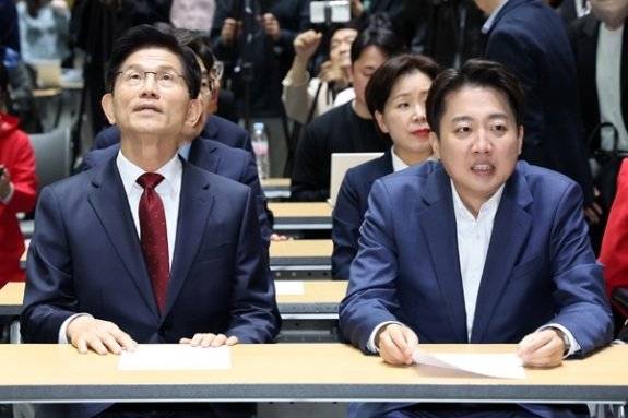 국민의힘 김문수 후보(왼쪽)와 개혁신당 이준석 후보가 5월 19일 서울 중구 서울시청에서 열린 ‘약자와 동행하는 서울 토론회’에 참석했다. 뉴스1