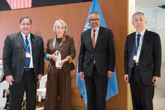 제 17회 ‘이종욱 기념 공공보건상’을 받은 헬렌 리스 교수(왼쪽 두 번째)가 테오도로 헤르보사 세계보건총회 의장, 테워드로스 거브러여수스 WHO 사무총장, 하일수 KOFIH 이사장(왼쪽부터)과 기념 촬영을 하고 있다. WHO 제공&nbsp;