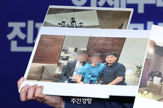 노종면 더불어민주당 선대위 대변인이 지난 19일 서울 여의도 당사에서 공개한 지귀연 서울중앙지법 부장판사의 ‘접대 의혹’ 관련 사진. 성동훈 기자