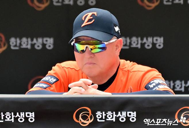 17일 오후 대전 한화생명 볼파크에서 열린 '2025 신한 SOL Bank KBO리그' SSG 랜더스와 한화 이글스의 더블헤더 1차전 경기, 한화 김경문 감독이 생각에 잠겨 있다. 엑스포츠뉴스 DB