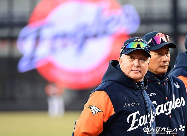 28일 오후 대전한화생명볼파크에서 열린 '2025 신한 SOL Bank KBO리그' 한화 이글스와 KIA 타이거즈의 경기에 앞서 한화 김경문 감독이 그라운드에 도열해 있다. 엑스포츠뉴스 DB