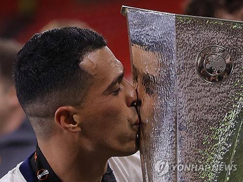 UEFA가 23일(한국시간) 공식 채널을 통해 2024-2025시즌 UEFA 유로파리그 올해의 팀을 선정해 발표했다.&nbsp;  UEFA 테크니컬 옵저버 그룹이 선정한 올해의 팀에 토트넘 선수 4명이 뽑혀 가장 많이 이름을 올렸다. 최전방 공격수 도미닉 솔란키, 수비수 크리스티안 로메로, 페드로 포로, 그리고 굴리에모 비카리오 골키퍼가 뽑혔다.&nbsp;연합뉴스