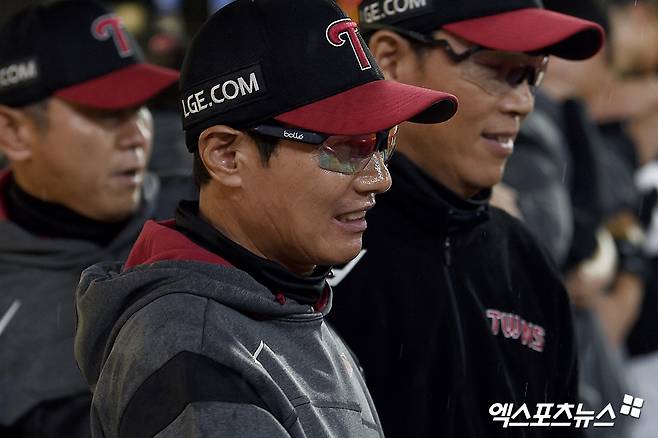 염경엽 LG 트윈스 감독이 23일 인천 SSG랜더스필드에서 열린 2025 신한 SOL Bank KBO리그 SSG 랜더스와의 팀 간 7차전에서 3-2 승리를 거두고 KBO리그 역대 12번째 감독 통산 600승을 기록했다. 사진 고아라 기자