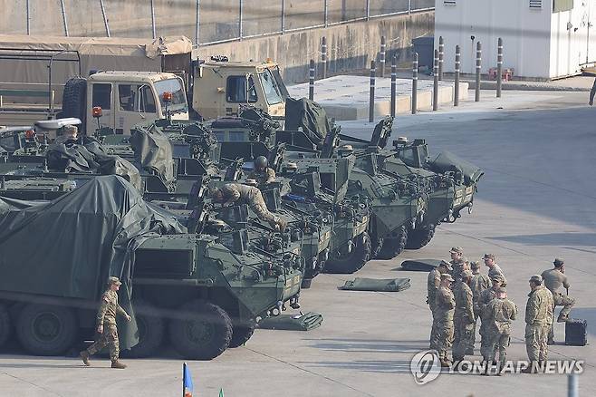 주한미군과 스트라이커 장갑차 [연합뉴스 자료사진]