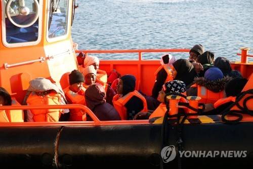 스페인령 자치도시 멜리야 항구에 도착한 구조 난민들 [EPA 연합뉴스 자료사진]