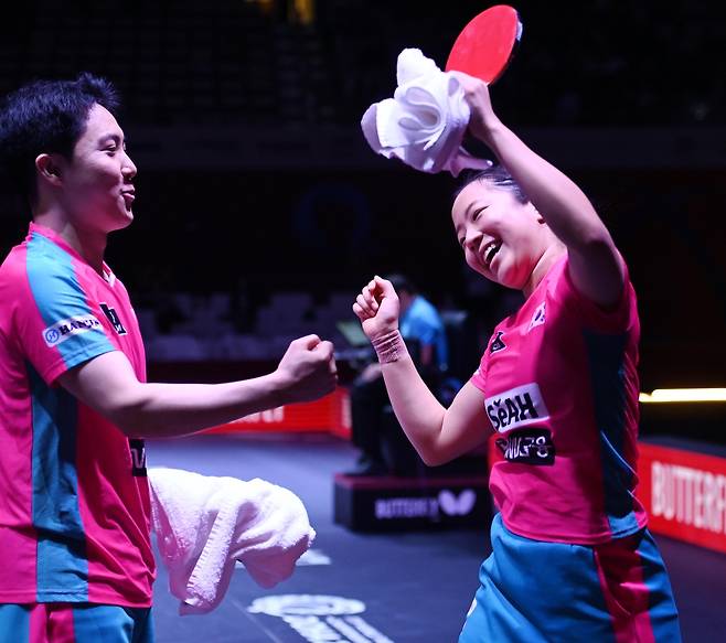 세계탁구선수권 혼합복식 4강 진출 확정 후 기뻐하는 신유빈(오른쪽) [대한탁구협회 제공. 재판매 및 DB 금지]