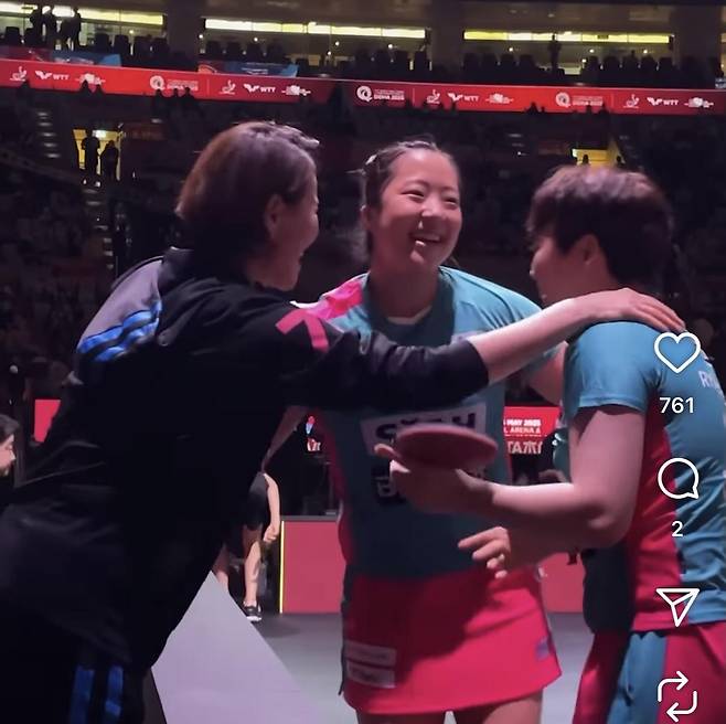 세계탁구선수권 여자복식 4강 진출 후 석은미 감독(왼쪽)과 기뻐하는 신유빈(중앙) [ITTF 방송 화면 캡처. 재판매 및 DB 금지]