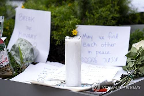 이스라엘 대사관 직원 총격 현장에 남겨진 애도 메시지와 촛불 [UPI 연합뉴스. 재판매 및 DB 금지]