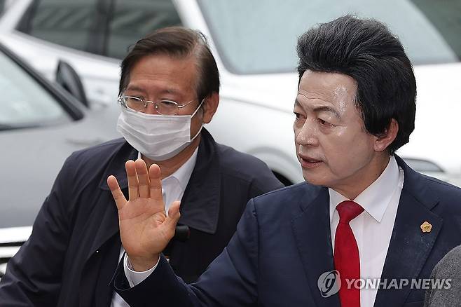 구속 갈림길에 놓인 허경영 (의정부=연합뉴스) 임병식 기자 = 16일 오후 경기도 의정부시 가능동 의정부지방법원에서 사기와 정치자금법 위반, 준강제추행 등의 혐의를 받는 허경영 국가혁명당 명예대표(오른쪽)가 구속 전 피의자심문 위해 법정으로 이동하고 있다. 2025.5.16 andphotodo@yna.co.kr