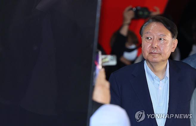 부정선거 주장 다큐 영화 관람 마친 윤석열 (서울=연합뉴스) 김도훈 기자 = 윤석열 전 대통령이 21일 서울 메가박스 동대문에서 다큐멘터리 영화 '부정선거, 신의 작품인가'를 관람하고 영화관을 나서고 있다. 2025.5.21 superdoo82@yna.co.kr